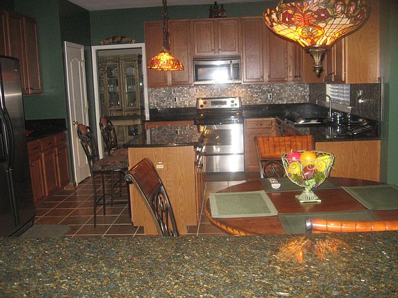 large Eat-in Kitchen with center isle