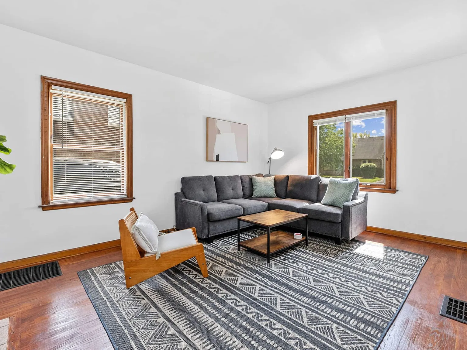 2 bed, 792 sqft, $1,925 — Photo 2