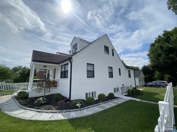 196 Broad Ave, Leonia, NJ 07605