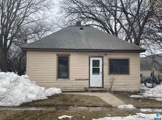 413 S Harth Ave, Madison, SD 57042