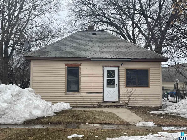 413 S Harth Ave, Madison, SD 57042