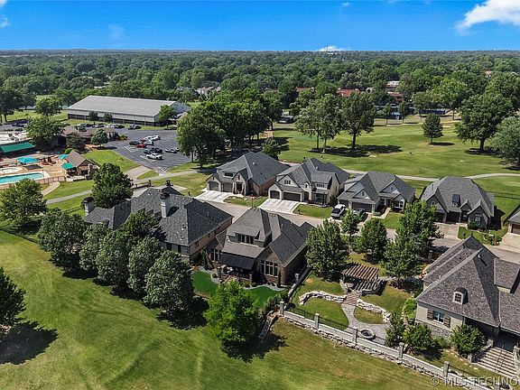 3rd image of 611 Fairway Dr