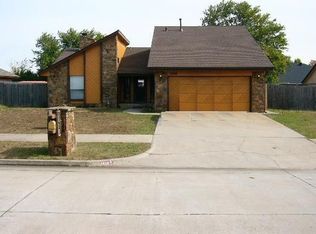 1416 Foxfire St, Moore, OK 73160