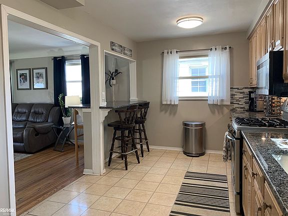 5th image of 22618 Ridgeway St