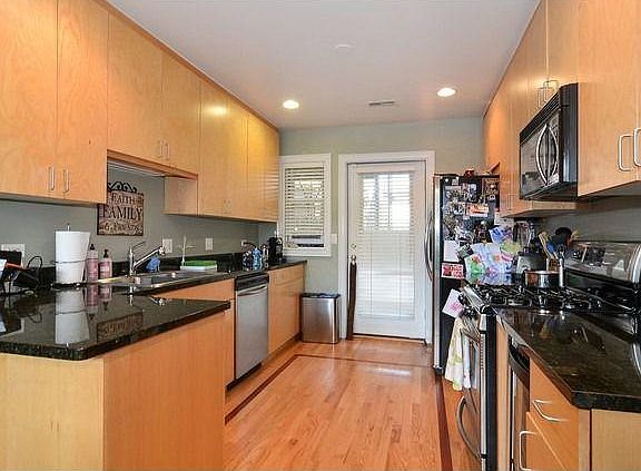 2nd image of 1648 W Augusta Blvd #1E