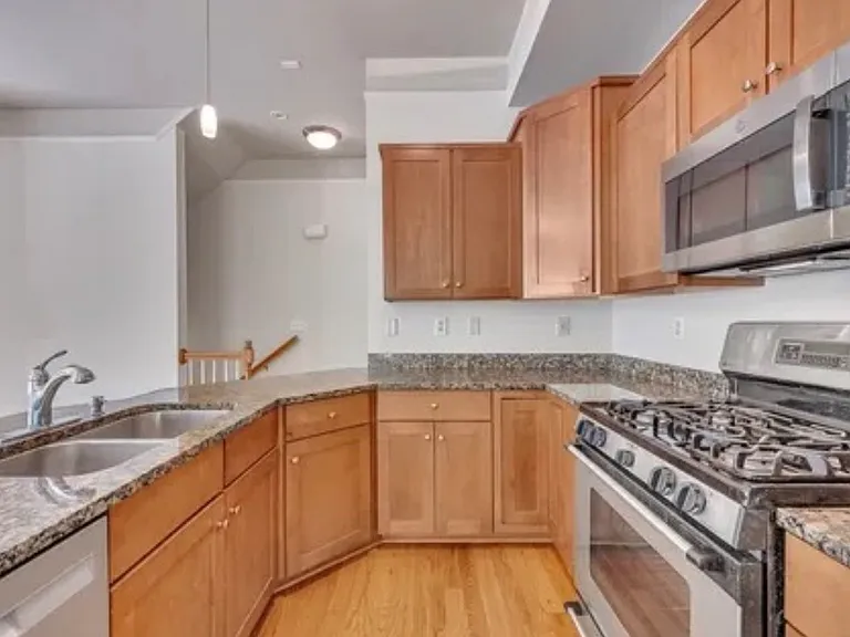 1390 Dutch Valley Pl NE — Photo 12