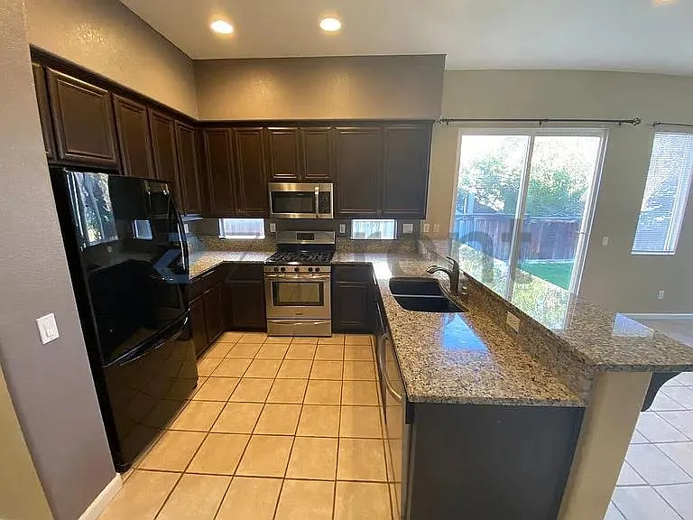 4591 Mount Bachelor Dr — Photo 4