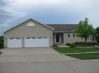 211 S Tombergs Dr, Eldridge, IA 52748