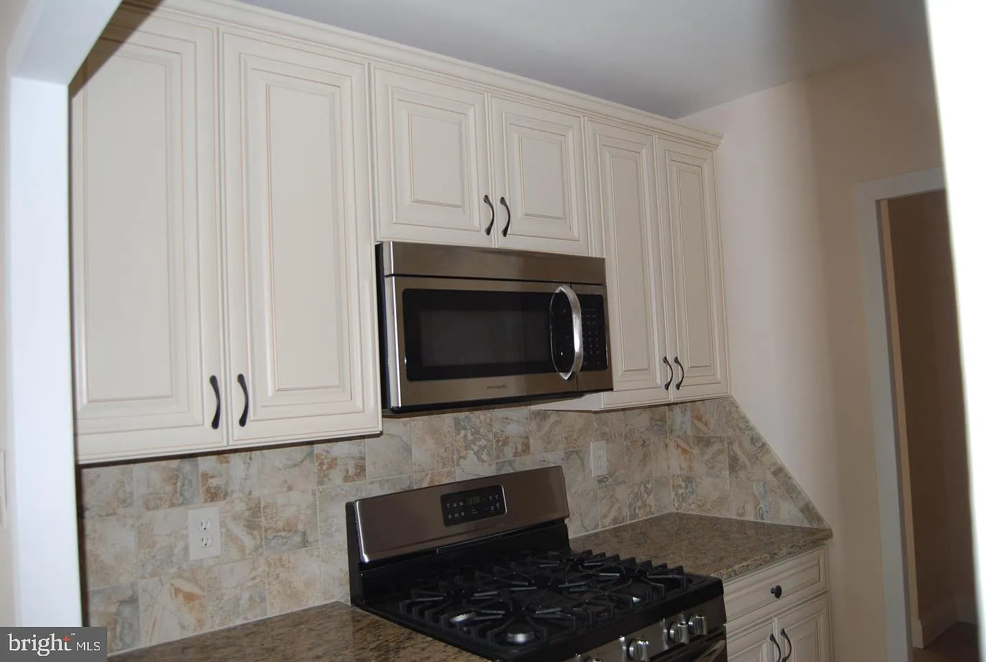 1 bed, 1.0 bath, 883 sqft, $1,975 — Photo 2