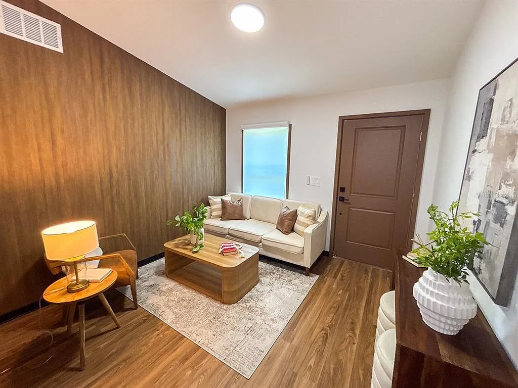 3 bed, 2.0 bath, 1036 sqft, $1,790 — Photo 2