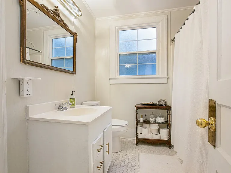 1606 College Dr — Photo 11
