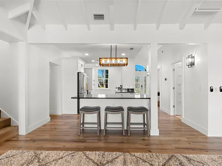 819 Bay Esplanade — Photo 9