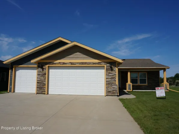1735 Yellowstone Cir, Dickinson, ND 58601