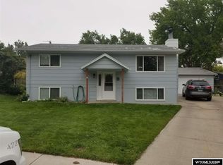 8 Lakota Ct, Glenrock, WY 82637