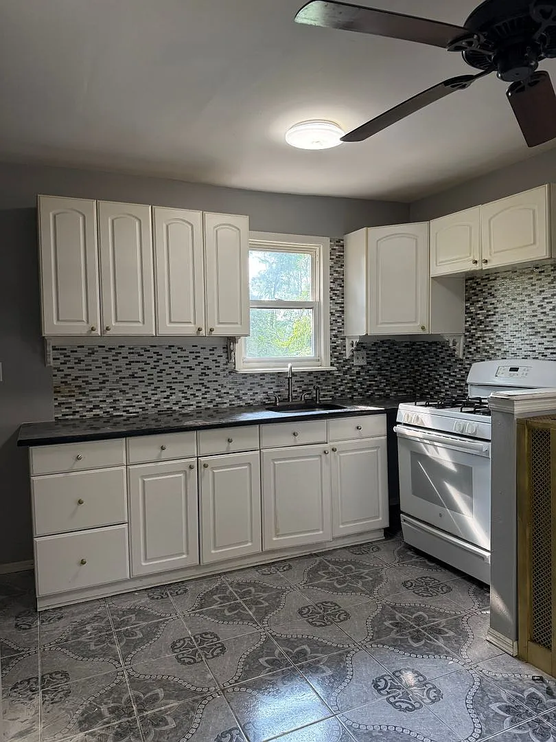 891 Broadway — Photo 3
