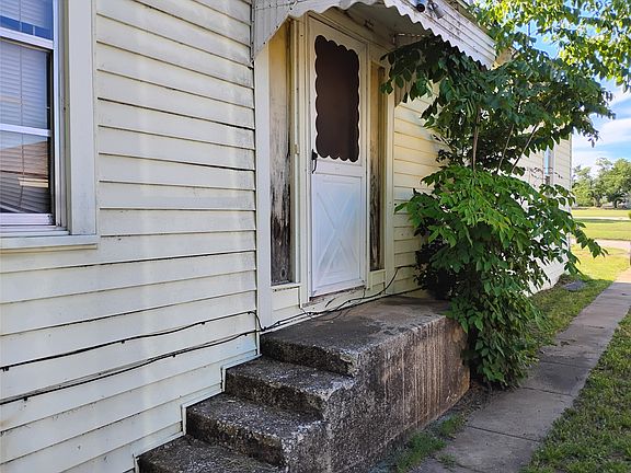 3rd image of 728 W Elm St