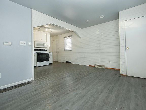 4th image of 1615 Oakwood Dr