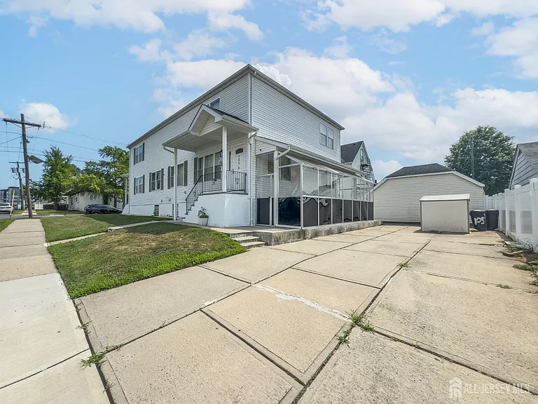 105R Lowell St — Photo 2