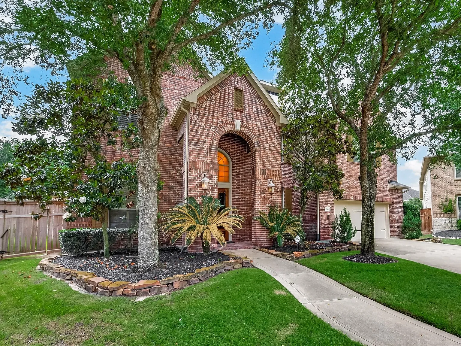 5 bed, 3.5 bath, 3850 sqft, $5,000 — Photo 2