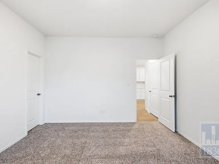 306 Constanza Trl — Photo 12