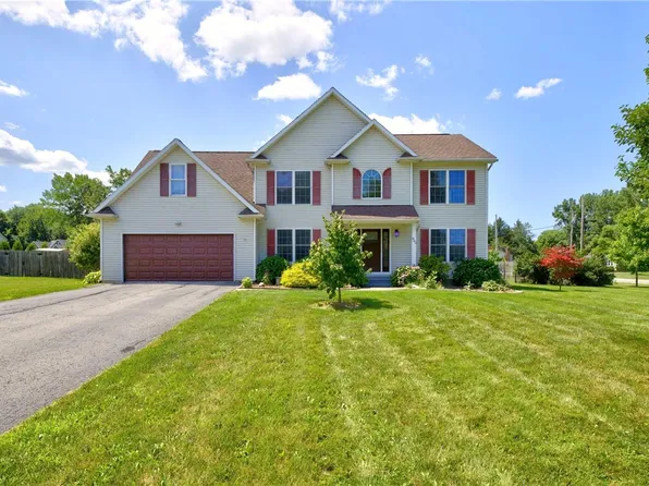 803 Red Fox Cir, Ontario, NY 14519