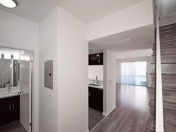 3rd image of 1524 Granville Ave APT 106