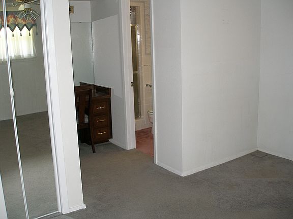 Master bdrm dressing & bath