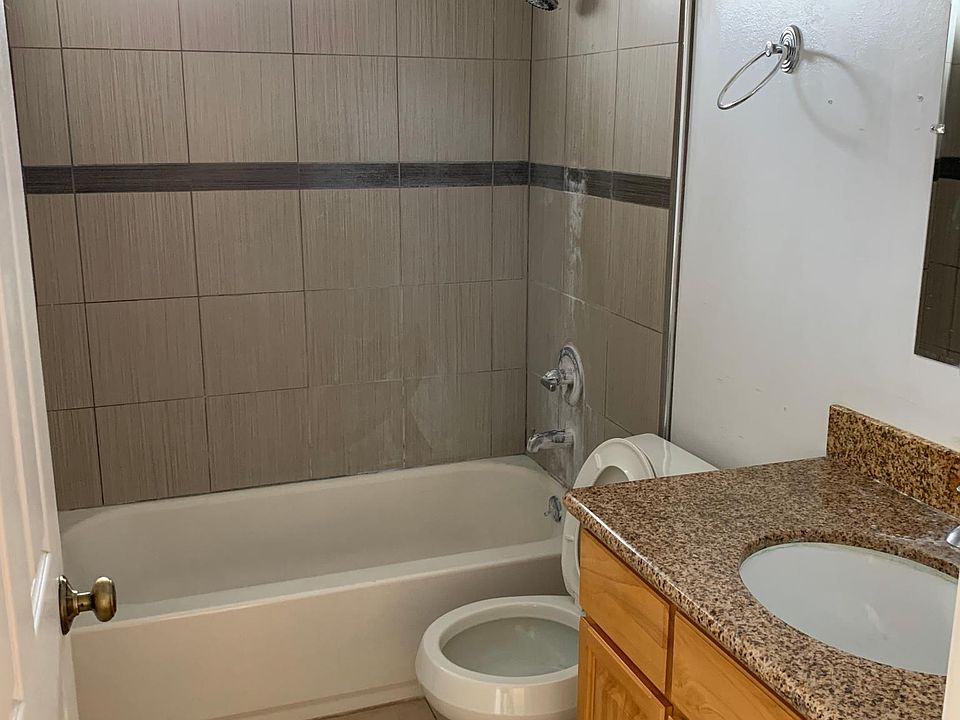 2nd image of 811 Farm Dr #A