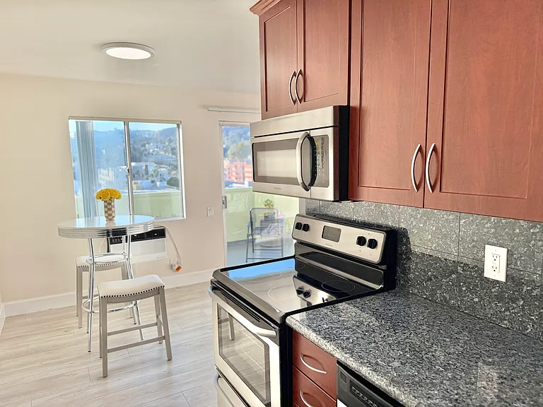 Stainless steel appliciances throughout!