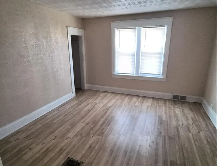 415 Everett St — Photo 8
