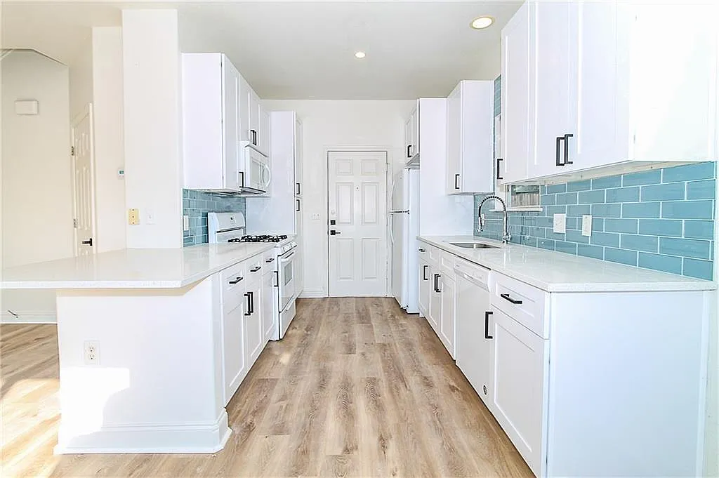 3 bed, 2.5 bath, 1370 sqft, $2,675 — Photo 4