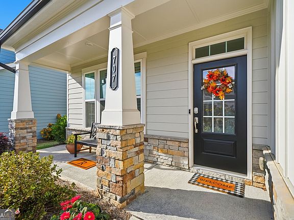 3rd image of 707 Evergreen Ln