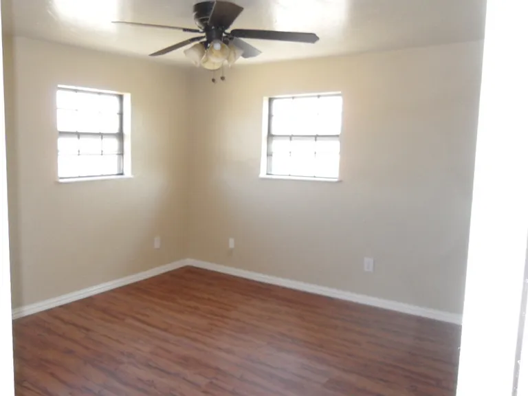 608 Charles Ave — Photo 16