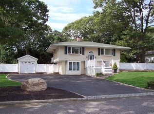 7 Bobcat Ln, East Setauket, NY 11733
