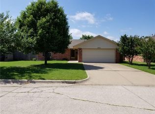 1032 NW 13th St, Moore, OK 73160