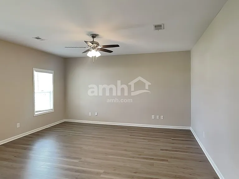 913 Beverly Ct — Photo 6