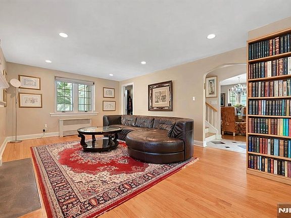 3rd image of 581 Northumberland Rd