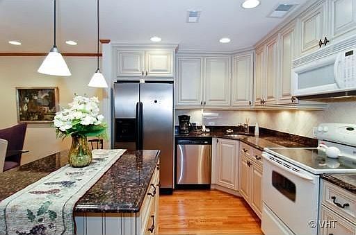 4th image of 1330 N Lasalle St APT 107