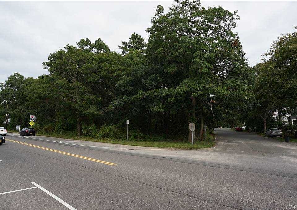 2nd image of Mastic Rd