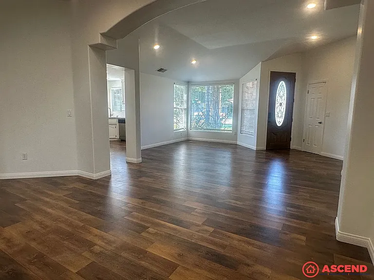 10407 Loughton Ave — Photo 3