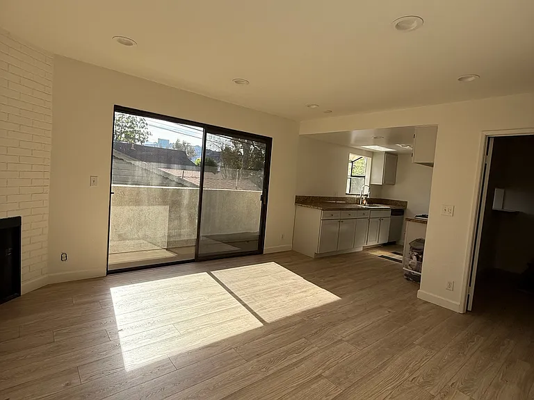 10330 Riverside Dr #B — Photo 2