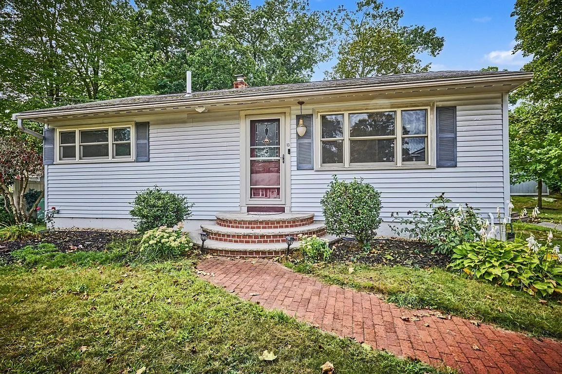 3 bed, 1.0 bath, 1540 sqft, $3,800 — Photo 2