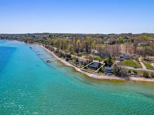 9428 Center Rd, Traverse City, MI 49686