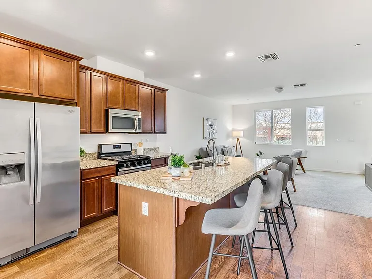 10946 International Dr — Photo 11