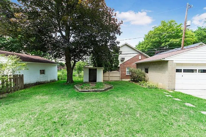 Worthington Schools, Wilson Hill, 3BR Home, fenced in yard, 2 car garage — Photo 3