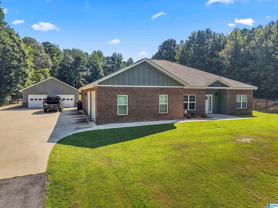 1st image of 425 Crooked Creek Ln