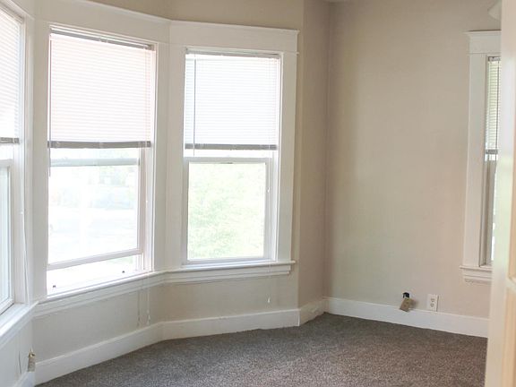 4th image of 943 Baldwin St SE #2