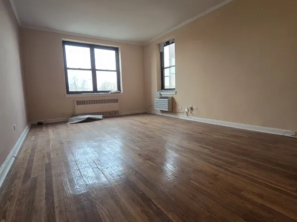 1075 Ocean Parkway image 2 of 9