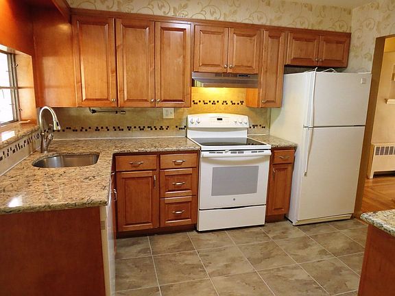 2nd image of 42 Woodoak Dr