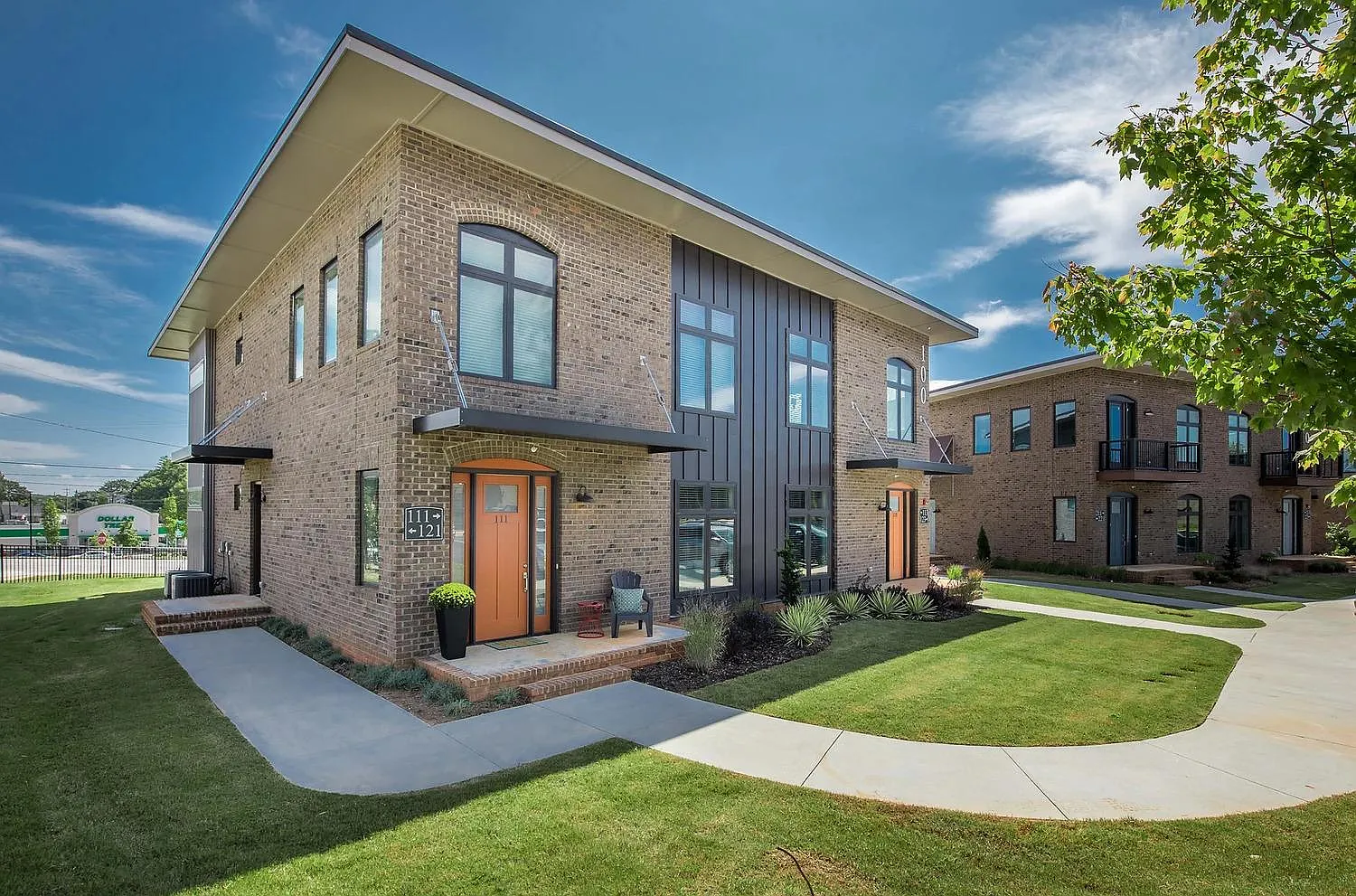 121 Sams Dr — Photo 2